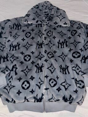 Men's Gray Plush Zip-Up Hoodie Sweater - Treated Logo Pattern
